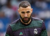 El delantero francés del Real Madrid Karim Benzema en el calentamiento previo al inici del partido de la última jornada de Liga que el Real Madrid y el Athletic disputan este domingo en el estadio Santiago Bernabéu de la capital. EFE/Daniel Gonzalez