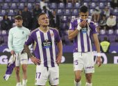 VALLADOLID, 04/06/2023.- Los jugadores del Valladolid, Roque Mesa (i) y el marroquí Jawad El Yamiq, tras descender a Segunda División a la finalización del encuentro correspondiente a la última jornada que han disputado hoy domingo frente al Getafe en el estadio José Zorrilla, en la capital pucelana. EFE / R. García.