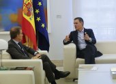 El presidente del Gobierno, Pedro Sánchez, con el líder del PP, Alberto Núñez Feijóo, en La Moncloa / archivo.