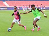 Alexander Alvarado (i) será titular en el ataque albo ante Botafogo.
