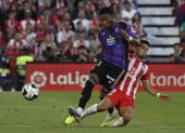 El atacante Gonzalo Plata (i) fue uno de los jugadores más destacados que tuvo el Real Valladolid en la temporada 2022-2023, en España.