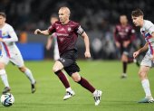 Andres Iniesta (c) durante el amistoso ante el Barcelona que marcó su despedida del cuadro japonés.