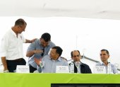 Manabí. Pedro Merizalde (sentado en el centro) junto con Jorge Glas y José Conceicao Santos, exrepresentante de Odebrecht, en un evento sobre la Refinería del Pacífico, en 2013.