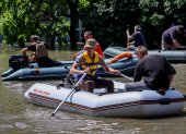 La gente se desplaza en botes de goma por las calles inundadas de Kherson, Ucrania, el 07 de junio de 2023.