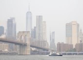 El humo como resultado de los incendios forestales canadienses envuelve el horizonte de la ciudad de Nueva York, convirtiéndolo en la peor calidad del aire en el mundo en este momento, visto desde el distrito de Brooklyn de Nueva York, Nueva York, EE. UU., 07 de junio de 2023.