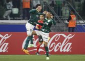 Joaquín Piquerez (i) de Palmeiras celebra su gol hoy, en un partido de la fase de grupos de la Copa Libertadores entre Palmeiras y Barcelona SC en el estadio Allianz Parque en Sao Pablo (Brasil).