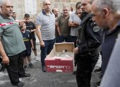 Ramallah (---), 08/06/2023.- Un experto en explosivos palestino lleva una caja cerca de la casa destruida del preso palestino Islam Froukh, que fue demolida por las fuerzas israelíes.
