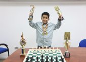 El pequeño con varios de los trofeos que ha ganado desde hace dos años en que empezó la práctica.