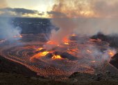 El Servicio Geológico estadounidense (USGS, en inglés) confirmó en sus redes sociales que el Kilauea entró en erupción en el cráter Halemaumau, lejos de zonas habitadas.