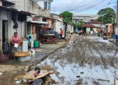 Actividad. Las familias han alterado sus rutinas en medio de los daños en sus viviendas y el lodo acumulado.