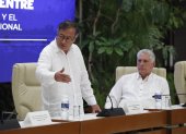 El presidente de Colombia Gustavo Petro (i), acompañado del presidente de Cuba Miguel Díaz Canel (d), habla durante el cierre de la tercera ronda de conversaciones de paz hoy en La Habana (Cuba). El presidente colombiano, Gustavo Petro, aseguró este viernes, durante el cierre de la tercera ronda de conversaciones entre el ELN y el Gobierno, que la paz entre ambas partes se podría lograr en mayo de 2025. EFE/Ernesto Mastrascusa