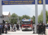 Policías y servicios de emergencia en la entrada de la Fábrica de Cohetes y Explosivos de la Industria de Maquinaria y Química (MKE) en Elmadag, en las afueras de Ankara, Turquía, 10 Junio ​​de 2023.
