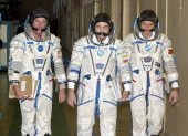 En la imagen de archivo, la tripulación de la Estación Espacial Internacional, de izda. a dcha,, los astronautas Michael Foale, Alexander Kaleri y Pedro Duque. EPA PHOTO/EPA/SERGEI CHIRIKOV