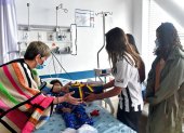 Fotografía cedida por la Presidencia de Colombia de la primera dama de Colombia, Verónica Alcocer (i), durante su visita hoy, a los niños rescatados en Bogotá (Colombia).