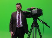 MEX7524. GUADALAJARA (MÉXICO), 11/06/2023.- El presidente de ATEI y director del Canal 44 en Jalisco, Gabriel Torres, posa para una fotografía durante una entrevista con EFE, el 10 de junio de 2023, en la ciudad de Guadalajara, estado de Jalisco (México). Un total de 14 niñas y niños de Iberoamérica sostendrán una charla con el astronauta salvadoreño Frank Rubio desde la Estación Espacial Internacional en una transmisión en vivo, inédita en televisión en la que hablarán de ciencia, astronomía y tecnología a 400 kilómetros de distancia de la Tierra.. EFE/ Francisco Guasco