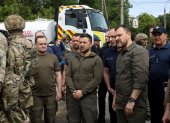 Kherson (Ukraine), 08/06/2023.- Ukrainian President Volodymyr Zelensky (C) speaks to Ihor Klymenko (R), head of the National police of Ukraine, during a visit to Kherson, Ukraine, 08 June 2023, amid the Russian invasion. Ukraine has accused Russian forces of destroying a critical dam and hydroelectric power plant on the Dnipro River in the Kherson region along the front line in southern Ukraine on 06 June, leading to the flooding of a number of settlements. (Inundaciones, Rusia, Ucrania) EFE/EPA/MYKOLA TYMCHENKO