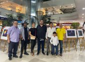 Varios de los expositores aparecen posando junto al conjunto de obras que se exhiben hasta este domingo 18 de junio de 2023.