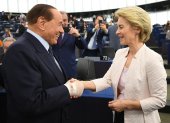 El ex primer ministro italiano Silvio Berlusconi (L) del Grupo del Partido Popular Europeo felicita a la Ministra de Defensa alemana y recién elegida Presidenta de la Comisión Europea, Ursula von der Leyen (R), después de una votación en el Parlamento Europeo en Estrasburgo, Francia. 16 de julio de 2019.