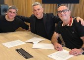 Alejandro Sanz junto a los presidentes de Sony Music Latin-Iberia.
