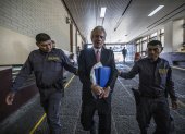 El periodista  José Rubén Zamora Marroquín, es llevado a prisión por dos agentes.