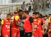 César Farías (c), entrenador de Aucas, fue expulsado tras un incidente con dos jugadores de Delfín.