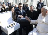 Roma. Dos técnicos llegan para presentar el satélite al papa Francisco.