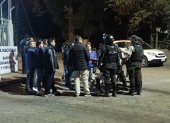 Cita. La policía junto a los vecinos de Conocoto tras la ronda nocturna.