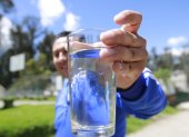 La realidad. Un morador mostró un vaso de agua recién tomada de una llave, la misma que lucía turbia, en relación a una de botella.