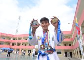 Nicolás Carrera muestra con orgullo algunas de las medallas que ha ganado en las diferentes competencias de taekwondo y kickboxing en las que ha participado.