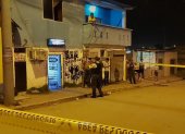 Operativo. La policía recorre escena del crimen en busca de evidencias.