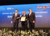 Estuardo Sánchez (centro) recibió la condecoración Cámara de Comercio de Guayaquil Centenario.