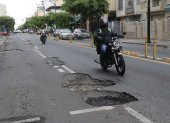 Calles. La calidad del asfalto utilizado en el país está en duda por los baches que se generan al poco tiempo.