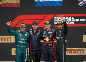 Max Verstappen (c) en el podio junto a Fernando Alonso (i) y Lewis Hamilton (d).