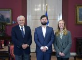 El presidente, Gabriel Boric (d), mientras se reúne con la presidenta y el vicepresidente del Consejo Constitucional, Beatriz Hevia (c) y Aldo Valle (i), hoy en el palacio de La Moneda, en Santiago (Chile).