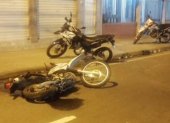 Caso. Las motocicletas de los policías quedaron con daños tras el hecho.