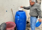 Sin agua. Los moradores recogen lo que más pueden en tanques q
