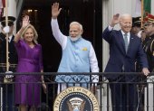 El primer ministro de India, Narendra Modi (C), el presidente estadounidense, Joe Biden (D), y la primera dama estadounidense, Jill Biden (I), saludan desde el Balcón Truman durante una ceremonia oficial de bienvenida el el jardín sur de la Casa Blanca.
