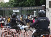 La Policía Nacional custodia el ingreso y salida de los alumnos de varias instituciones educativas.