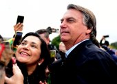 El expresidente brasileño Jair Bolsonaro es recibido hoy por simpatizantes en Porto Alegre, Río Grande do Sul (Brasil). El Tribunal Superior Electoral de Brasil abrió este jueves la primera audiencia de un juicio en el que analizará los supuestos abusos cometidos por el expresidente Jair Bolsonaro durante la campaña para los comicios de octubre del año pasado. El líder de la ultraderecha está acusado de abusar de su posición como jefe de Estado para promover su candidatura y mantener una dura campaña de descrédito contra la propia Justicia electoral y las instituciones democráticas. EFE/Ricardo Rimoli
