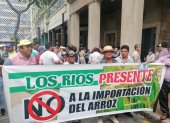 Reacción. Un grupo de agricultores hizo un plantón al pie del edificio de la Prefectura del Guayas.
