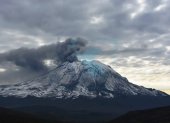 Las emisiones alcanzaron una altura aproximada de un kilómetro sobre la cima del volcán