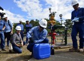 Demostración. Personal técnico de Petroecuador extrae el crudo para demostrar la calidad del petróleo.