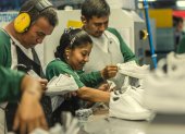 Fábrica. Trabajadores de la empresa Plasticaucho elaboran zapatos de la marca Venus.