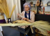 Cuenca. Cecilia Yánez Vásquez trabaja en su taller con la fibra obtenida de las plantas del maiz y la cebada.