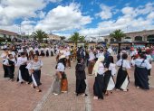 Imbabura. Vistiendo sus trajes locales, cientos festejaron el Inti Raymi.
