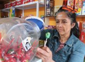 Quito. Marjorie Huilca trabaja en una tienda de abarrotes, en un negocio emprendido en el último año.
