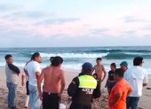 Salinas. Varias personas se amontonan alrededor del cuerpo del pescador ahogado.