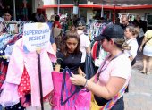 En el bazar del Alemán Humboldt hubo prendas desde cinco dólares que fueron adquiridas por el público.