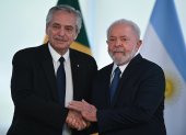 El presidente de Brasil, Luiz Inácio Lula da Silva (der.), se reúne con su homólogo argentino, Alberto Fernández, en el Palacio del Planalto, hoy en Brasilia (Brasil). En este caso, se trata de una visita de Estado enmarcada en el bicentenario del establecimiento de relaciones diplomáticas entre ambos países, que será celebrado en agosto, pero que se da en un contexto de crecientes problemas para el Gobierno argentino. EFE/Andre Borges