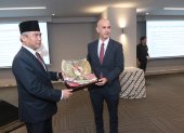 Agung Kurniadi, embajador de Indonesia, entrega el escudo de armas y la bandera de su país, al cónsul honorario, Juan Carlos Díaz-Granados.